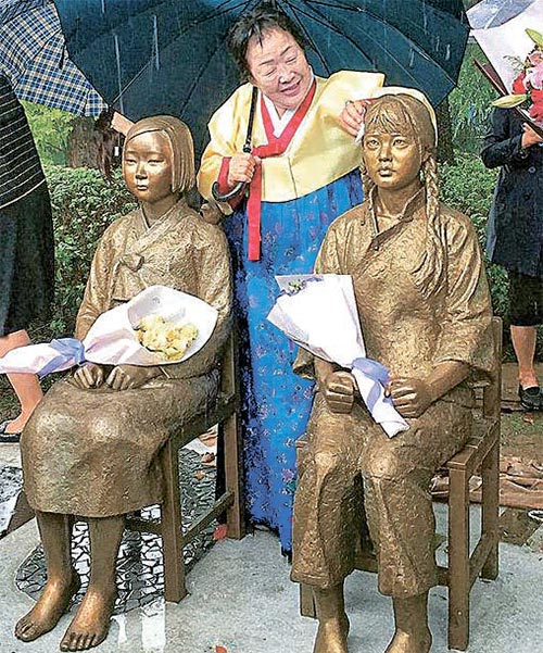 위안부 할머니 이용수씨가 중국 소녀상의 얼굴을 닦고 있다. [사진 명보]