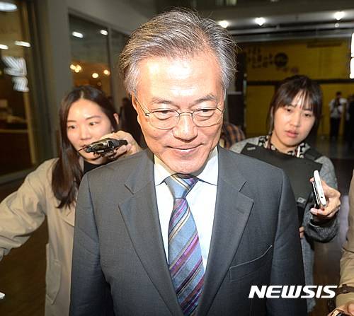 【서울=뉴시스】고범준 기자 = 문재인 더불어민주당 전 대표가 20일 오후 서울 서대문구 아트하우스 모모에서 열린 제3회 사람사는세상 영화제에 참석하고 있다. 2016.10.20. bjko@newsis.com