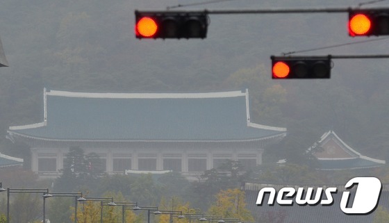 25일 청와대 앞 교차로 신호등에 빨간 불이 켜져있다. 2016.10.25/뉴스1 © News1 민경석 기자