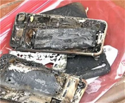 최근 호주 시드니에서 애플의 아이폰 7이 차 안에서 폭발했다는 주장과 함께 영상이 공개됐다. 아이폰 7의 폭발을 주장하는 매트 존스가 촬영한 영상 캡처본.