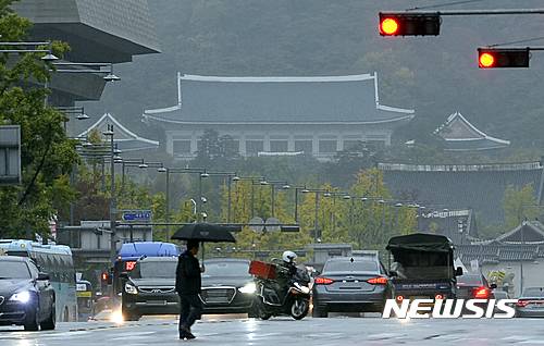 【서울=뉴시스】최진석 기자 = 25일 비선 실세 의혹을 받고 있는 최순실 씨가 대통령 연설문을 미리 받아봤다는 보도가 이어지며 논란이 일고 있다. 정연국 청와대 대변인은 이날 오전 기자들과 만난 자리에서 JTBC의 의혹 보도와 관련한 입장을 묻는 질문에 "다양한 경로로 조사하고 있다"고 말했다. 사진은 이날 오전 서울 광화문역 인근에서 바라본 청와대의 모습. 2016.10.25. myjs@newsis.com