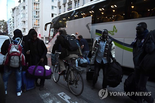 24일(현지시간) 프랑스 칼레 난민촌을 떠나 버스를 타고 리옹에 도착한 난민들. [AFP=연합뉴스]
