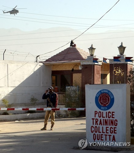 25일 파키스탄 퀘타 인근 경찰대학 입구 모습. 전날 이 대학에 침투한 괴한의 테러로 61명이 사망했다.[EPA=연합뉴스]