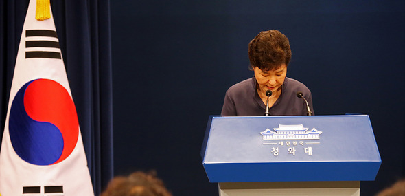 박근혜 대통령이 25일 오후 청와대 춘추관에서 연설문 유출과 관련 대국민 사과 기자회견을 시작하기 전 인사를 하고 있다. 청와대사진기자단