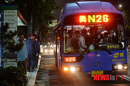 【서울=뉴시스】 박문호 기자 = 12일 일반 버스의 운행이 멈춘 새벽 2시께 서울 종로구 신문로 버스정류장에서 많은 시민이 시범 운행 중인 올빼미버스(심야버스:자정부터 새벽 5시까지 운행)를 이용하고 있다.   12일 자정부터 유동인구가 많은 지역과 시 외곽을 연결해 정식 운행하는 심야버스 운행정보는 ‘서울교통포털’ 앱, 홈페이지(topis.seoul.go.kr) 등을 통해 확인할 수 있다. 2013.09.12.   go2@newsis.com