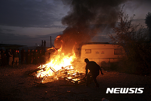 【칼레=AP/뉴시스】프랑스 칼레 난민촌에서 25일(현지시간) 난민들이 모닥불을 피우고 있다. 당국은 칼레 난민의 이송 및 난민촌 철거를 진행 중이다. 2016.10.26