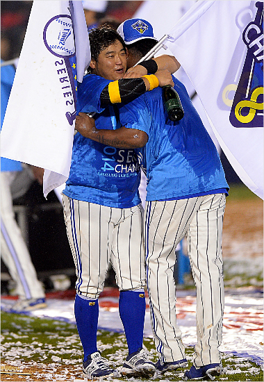 박석민이 삼성에서 뛰던 2014년 넥센을 꺾고 한국시리즈에서 우승한 뒤 야마이코 나바로와 포옹하며 기쁨을 만끽하는 모습.(자료사진=삼성)