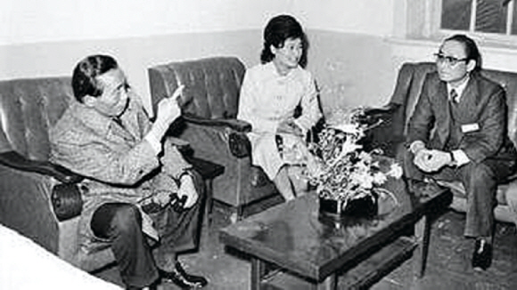 조순제 녹취록 - 1976년 4월 박정희(왼쪽) 대통령이 당시 대한구국선교단 야간진료센터를 방문해 최순실씨의 아버지 최태민(오른쪽)씨와 얘기를 나누고 있다. 박근혜 대통령은 당시 대한구국선교단의 명예총재를 맡았다.