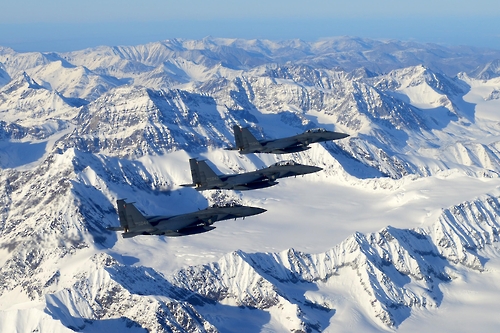 우리 공군의 F-15K 전투기들이 미국 알래스카주 상공을 비행하고 있다. [공군 제공]
