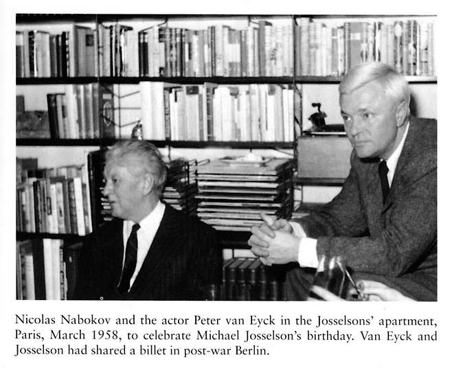 1958년 3월 파리, 마이클 조셀슨의 생일을 축하하기 위해 조셀슨의 아파트에 모인 니콜라스 나보코프(왼쪽)와 배우 피터 반 에이크. 반 에이크와 조셀슨은 전쟁 뒤 베를린에서 같은 숙소를 썼다. 그린비 제공