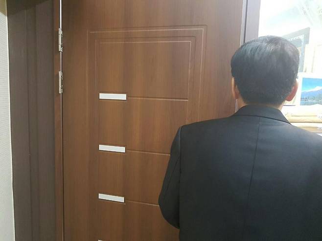 최순실씨 소유 회사인 더블루케이 조아무개 전 대표가 27일 서울 도봉구의 한 사무실에서 기자들과 인터뷰하는 모습. 조씨는 뒷모습 말고는 사진 찍기를 거부했다.