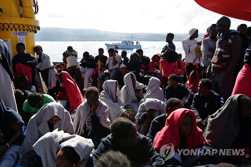 이달 22일 구조된 후 이탈리아의 한 섬에 상륙한 아프리카계 이민자들. [AFP=연합뉴스]