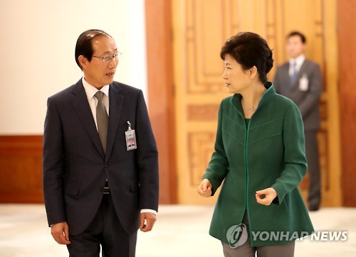 박근혜 대통령(오른쪽)과 이원종 비서실장이 9월 22일 오전 청와대에서 열린 군 장성 진급 및 보직 신고에 참석하며 대화하고 있다