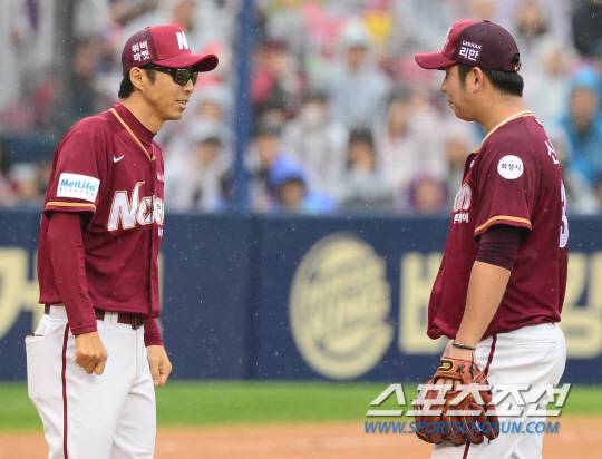 16일 LG트윈스와 넥센 히어로즈가 서울 잠실구장에서 KBO 준플레이오프 3차전 경기를 펼쳤다. 넥센 선발 신재영이 5회 2사 1, 2루에서 마운드를 내려왔다. 손혁 코치가 신재영을 교체하고 있다. 잠실=송정헌 기자 songs@sportschosun.com/2016.10.16