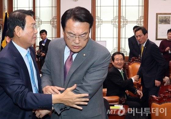 정진석 새누리당 원내대표가 31일 오전 서울 여의도 국회에서 국회의장 주재로 열린 여야 3당 원내대표 회동에서 야당의 거국내각 거부 문제에 대해 항의하며 의장실을 나가고 있다. 왼쪽부터 김교흥 의장 비서실장, 정 원내대표, 정세균 의장, 우상호 더불어민주당 원내대표. 2016.10.31/뉴스1 <저작권자 © 뉴스1코리아, 무단전재 및 재배포 금지>