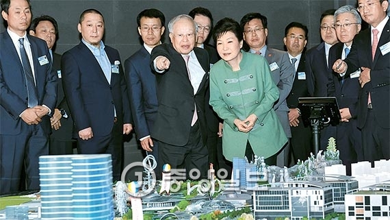 지난 5월 K컬처밸리 기공식에 참석한 박근혜 대통령. 왼쪽은 손경식 CJ그룹 회장. [중앙포토]
