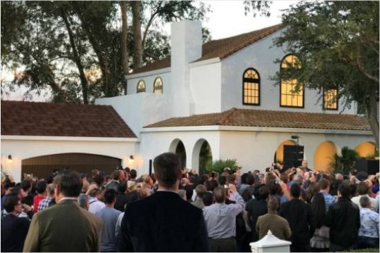 테슬라의 태양광 지붕 타일을 시공한 유니버설 스튜디오 세트장. 왼쪽 지붕과 오른쪽 지붕에 각각 다른 디자인의 타일형 패널이 설치됐다. 기존 태양광 패널과 달리 디자인적으로 매우 우수한 것으로 평가됐다. (사진=테슬라)