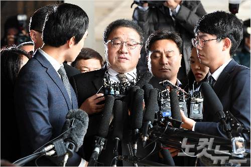 '강제모금, 인사개입 의혹' 안종범 전 청와대 정책조정 수석이 2일 오후 피의자 신분으로 서울 서초구 서울중앙지검에 출석하고 있다. 박종민기자