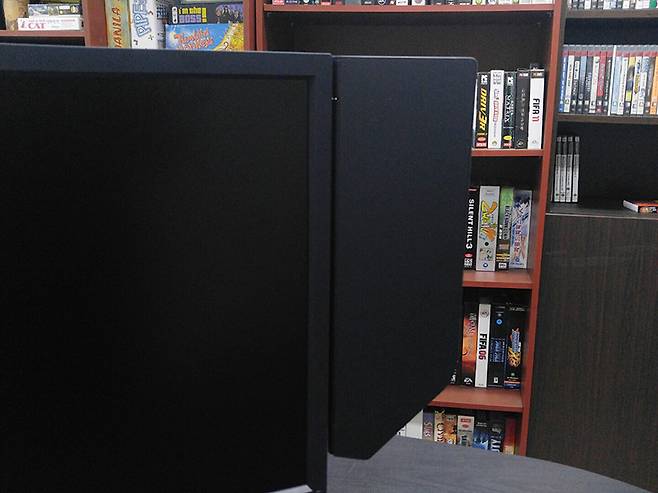 양쪽 옆에 날개 모양의 차양판이 있다