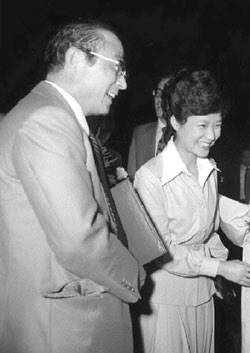 1976년 박근혜(오른쪽) 대한구국선교단 명예총재가 최태민 목사와 함께 구국단체결연 단합대회에 참석한 장면.