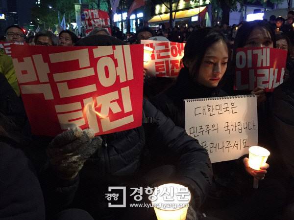 이날 집회에서 한 대학생은 “지금까지 시국선언이 이어지고 있는데 박근혜 대통령은 무엇이 잘못됐는지 모르는 것 같다. 박근혜 대통령을 탄핵해야 한다”고 발언했다..