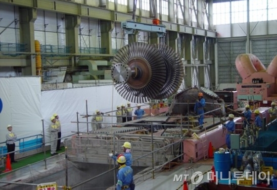 일본 도카이 원자력발전소 1호기에 딸린 증기터빈을 해체하는 모습. / 사진제공=일본원자력발전