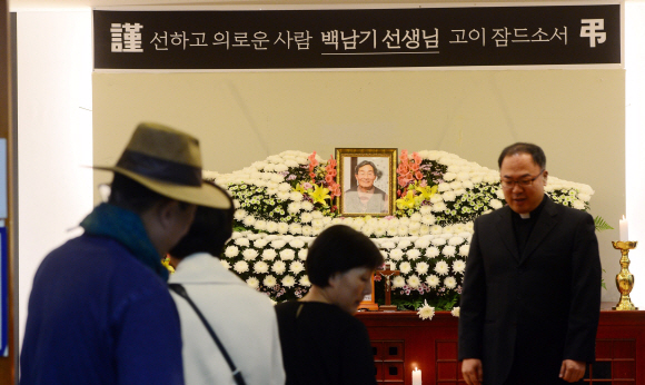 백남기씨 늦은 장례식  - 3일 서울 종로구 서울대병원에 마련된 백남기씨의 장례식장에 시민들의 조문이 이어지고 있다.정연호 기자 tpgod@seoul.co.kr