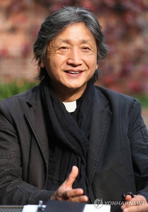 인터뷰하는 최준기 신부 (서울=연합뉴스) 이재희 기자 = 최준기 신부가 4일 서울 중구 성공회서울성당에서 연합뉴스와 인터뷰를 하고 있다. 2016.11.4 scape@yna.co.kr