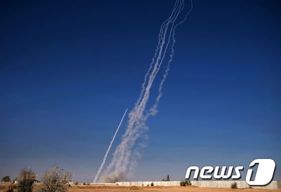 4일(현지시간) 이라크 모술 남부 콰이야라 군사기지에서 로켓포가 발사되고 있다. © AFP=뉴스1