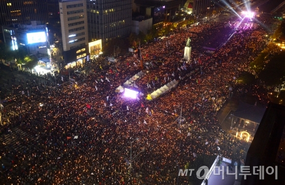 5일 저녁 서울 광화문광장에서 열린 '모이자! 분노하자! 내려와라 박근혜 2차 범국민행동' 문화제에 참석한 시민들이 행진하고 있다. /사진=홍봉진 기자