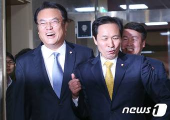 정진석 새누리당 원내대표와 우상호 더불어민주당 원내대표가 8일 서울 여의도 국회에서 정세균 국회의장-여야3당 원내대표 회동을 위해 의장실로 들어서고 있다. 2016.11.8/뉴스1 © News1 허경 기자