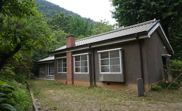 의제 미술관에서 계곡을 건너면 의재 선생이 30년간 기거하면서 화실로 사용했던 작은 집 춘설헌이 있다. 춘설헌은 1986년 광주광역시 기념물 제 5호로 지정됐다. 의제 미술관에서 계곡을 건너면 의재 선생이 30년간 기거하면서 화실로 사용했던 작은 집 춘설헌이 있다. 춘설헌은 1986년 광주광역시 기념물 제 5호로 지정됐다.