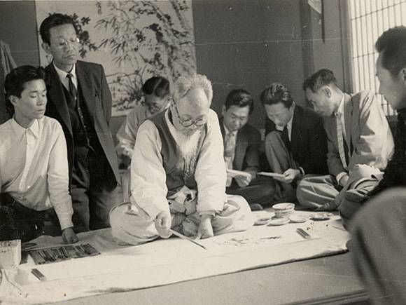 붓을 들고 작품을 그리고 있는 의재 선생. 붓을 들고 작품을 그리고 있는 의재 선생.