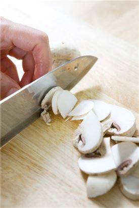 1. 양송이버섯은 깨끗한 것으로 구입해 껍질째 납작하게 썬다.