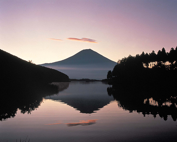 호수에 비친 후지산의 풍경을 감상할 수 있는 타누키코. ⓒ MK스타일 / 월간 여행스케치