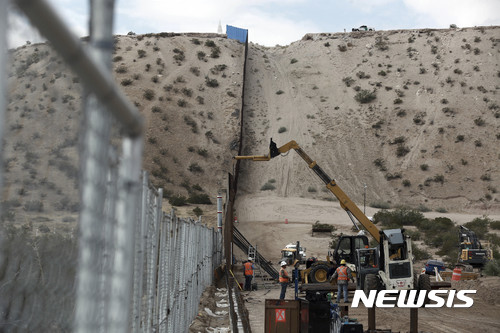 【선랜드파크=AP/뉴시스】미국 뉴멕시코 선랜드파크 쪽에서 10일(현지사진) 국경 철조망을 강화하는 공사가 진행되고 있다. 철조망 맞은편은 멕시코의 아나프라이다.  도널드 트럼프 대통령 당선인은 미국 국경장벽의 확대 건설과 멕시코 불법이민자 추방을 공약으로 내걸었다. 2016.11.11