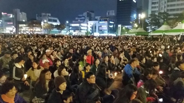 12일 밤 광주 금남로 5.18민주광장을 가득 메운 5천 여명의 시민들.