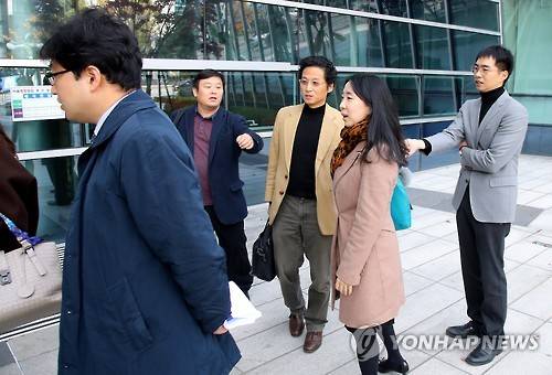 청와대 인근 구간 행진 금지 집행정지 공판 마친 참여연대 (서울=연합뉴스) 황광모 기자 = 경찰의 청와대 인근 구간 행지 금지에 대해 행정법원에 집행정지를 신청한 참여연대 관계자들이 12일 오전 서울 양재동 서울행정법원에서 공판에 참가한 뒤 법정에서 나오고 있다. 참여연대는 경찰의 조건 통보에 민중총궐기투쟁본부를 대리해 서울행정법원에 취소 소송과 집행정지 신청을 11일 제기했다. 참여연대 관계자는 "담당 판사가가 12일 오후 관련 결정을 내릴 것"이라 밝혔다. 2016.11.12 hkmpooh@yna.co.kr