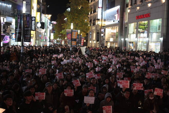 12일 저녁 6시 대구 중구 동성로 대구백화점 앞에서 열린 대구시국문화제에서 시민 2000여명이 박근혜 대통령 퇴진을 요구하고 있다. 김일우 기자 cooly@hani.co.kr