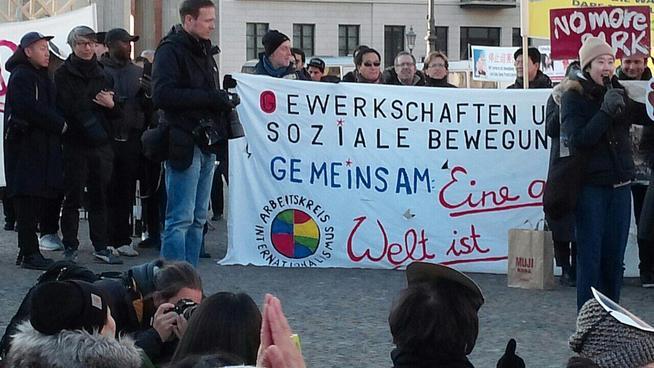 12일 독일 베를린에서 열린 시위에서 참가자들이 발언하고 있다. 임재옥 제공