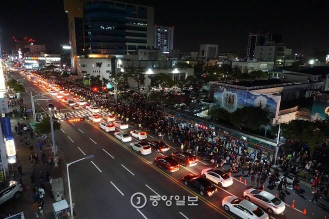 12일 제주도민 2000여 명이 제주시청 앞 도로에서 촛불집회 후 행진하는 모습. 최충일 기자