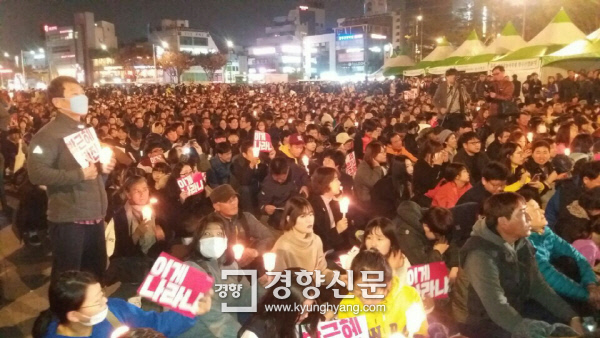 12일 광주 동구 5.18민주광장에 모인 5000여명의 시민들이 촛불 집회를 열고 있다.