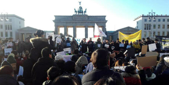 독일 수도 베를린에서 12일(현지시간) 현지 교민과 유학생 300여명이 브란덴부르크문 앞 광장에 모여 ‘박근혜 퇴진’ 등 구호가 적힌 피켓을 들고 시위를 벌이고 있다.베를린 연합뉴스