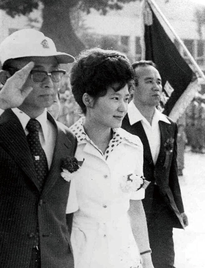 1975년 6월21일 서울 배재고등학교에서 열린 한국구국십자군 창군식에 나온 박근혜 당시 영부인 대행과 최태민(왼쪽) © 연합뉴스