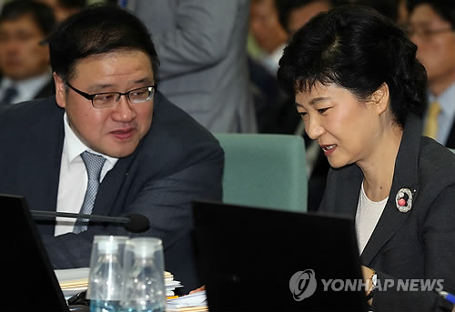 박근혜 대통령(오른쪽)과 안종범 전 청와대 경제수석 [연합뉴스 자료사진]
