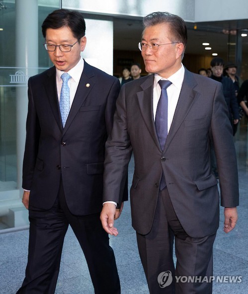 김경수 의원(왼쪽)과 더불어민주당 문재인 전 대표(오른쪽) [연합뉴스 자료사진]