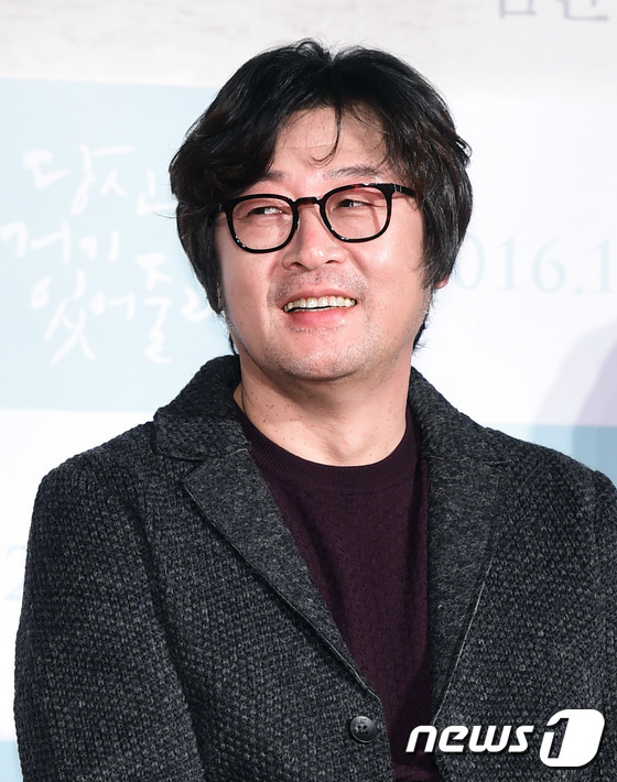 배우 김윤석이 미소를 짓고 있다. © News1star/ 권현진 기자