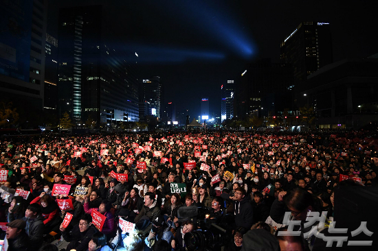 12일 밤 서울 광화문광장에서 열린 박근혜 대통령 퇴진 촉구 촛불문화제에서 시민들이 촛불을 들었다. (사진=박종민 기자)
