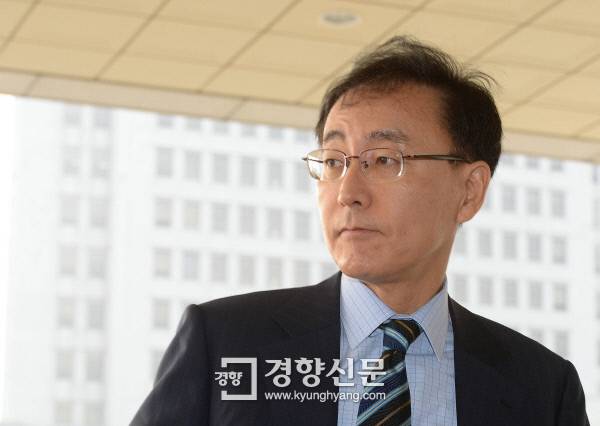 김수남 검찰총장이 특별수사본부가 막바지 조사를 진행하던 18일 서울 서초동 대검찰청 청사로 출근하고 있다. 강윤중 기자 yaja@kyunghyang.com