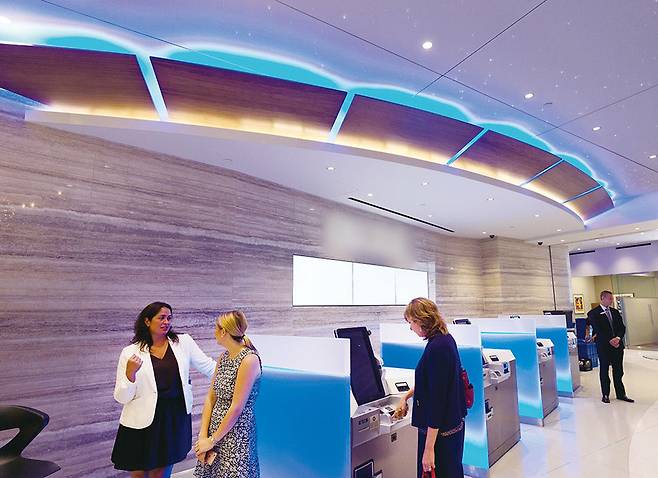 민간 정보업체 라이언앤폭스는 지난 6월 조동길 한솔그룹 회장의 해외 은행 계좌 정보를 확인했다. © AP연합